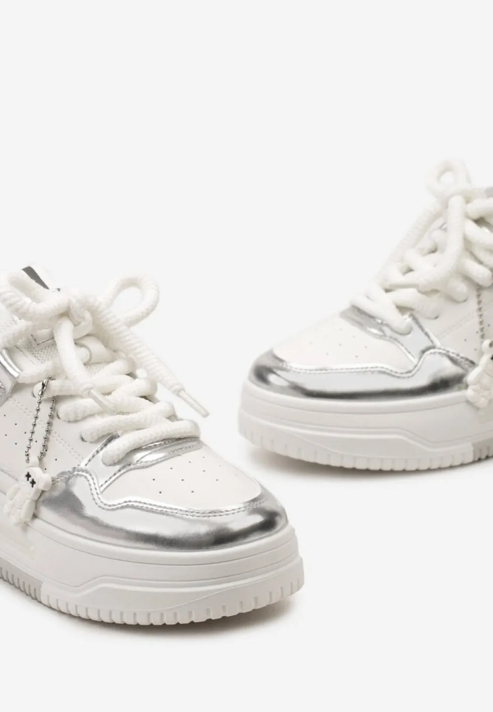 Biało-Srebrne Sneakersy z Zawieszką Misia i Szerokimi Sznurowadłami Alrikad