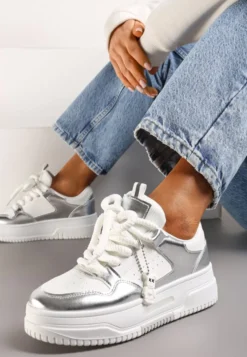 Biało-Srebrne Sneakersy z Zawieszką Misia i Szerokimi Sznurowadłami Alrikad
