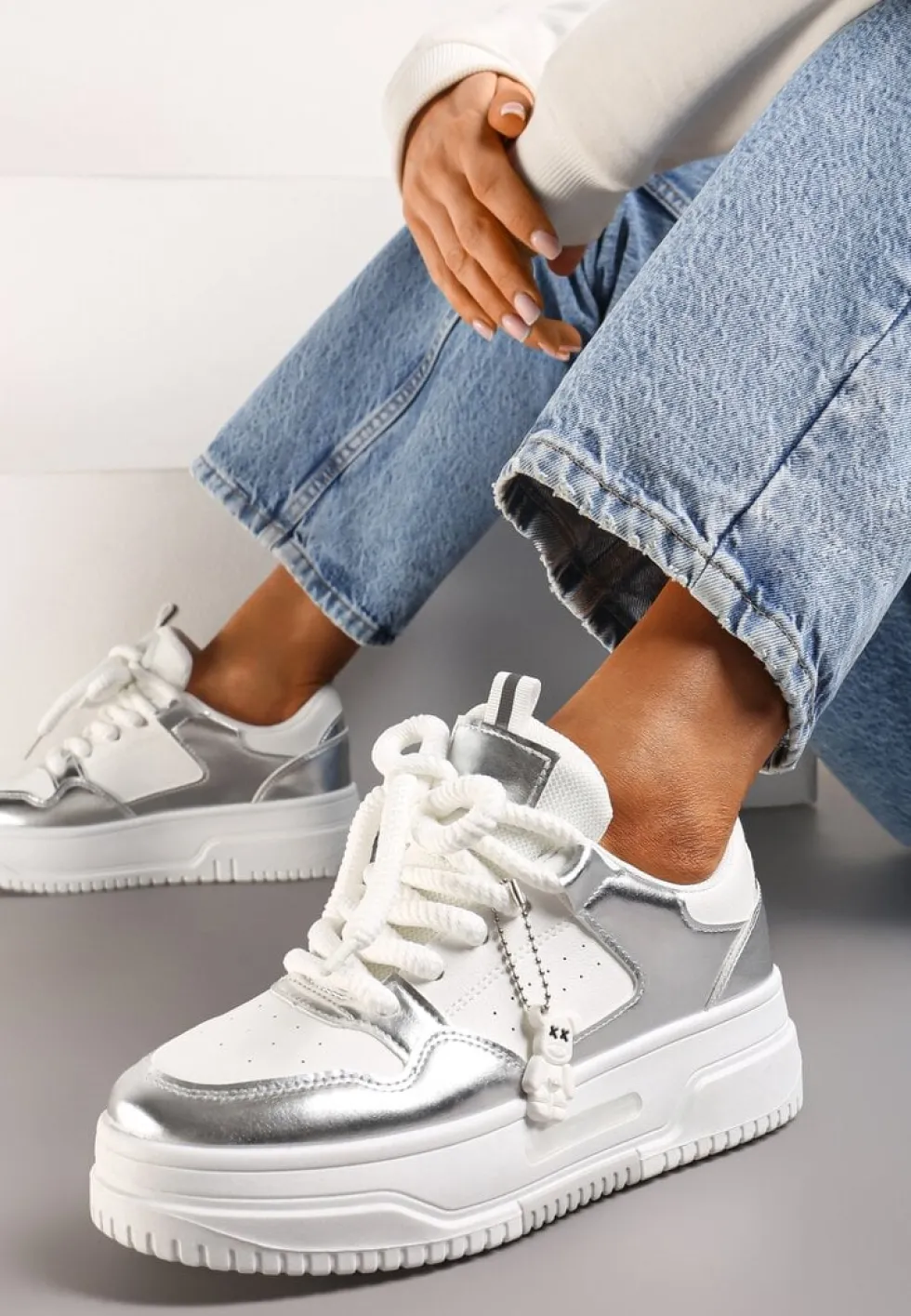 Biało-Srebrne Sneakersy z Zawieszką Misia i Szerokimi Sznurowadłami Alrikad