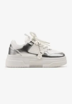 Biało-Srebrne Sneakersy z Zawieszką Misia i Szerokimi Sznurowadłami Alrikad