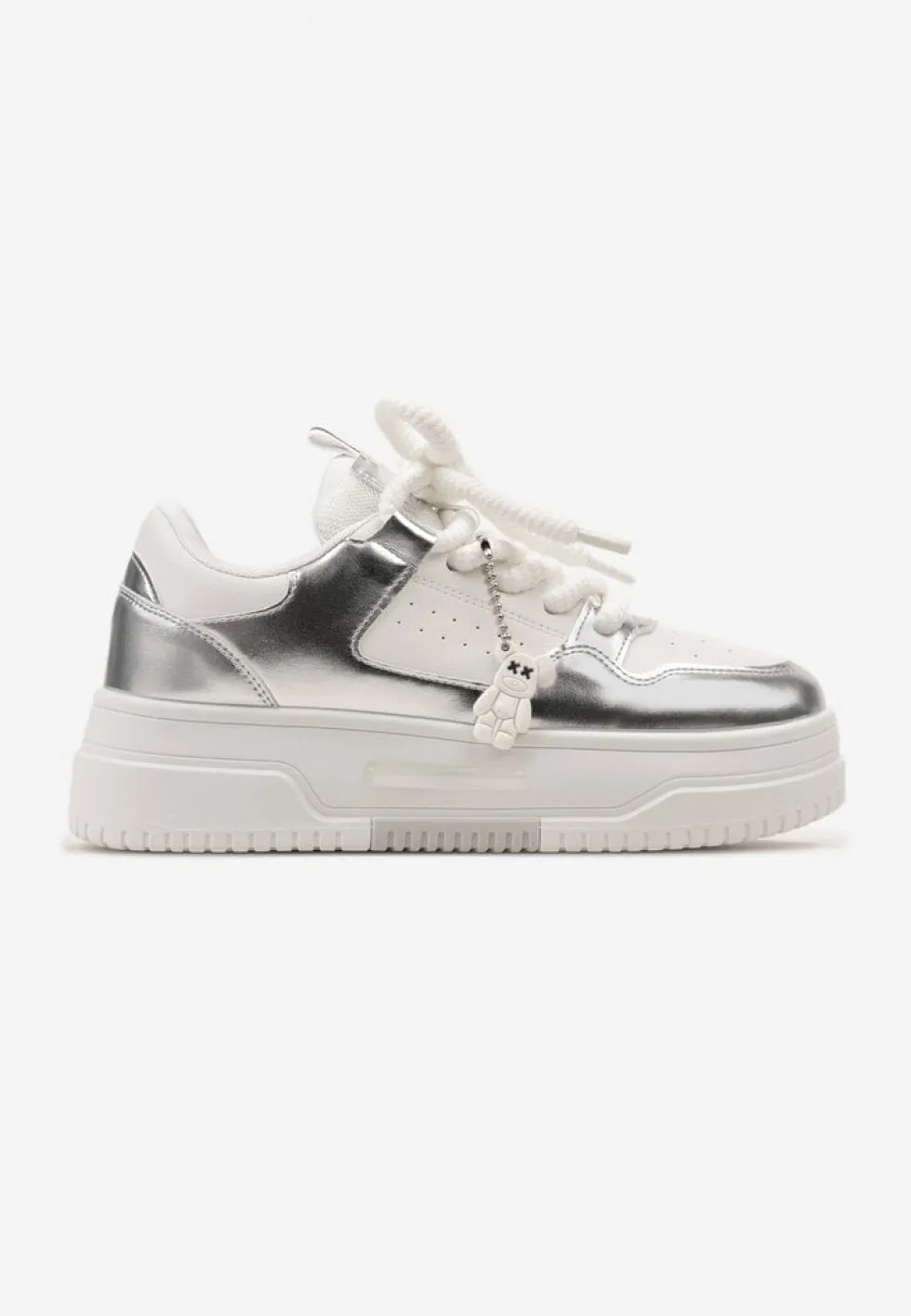 Biało-Srebrne Sneakersy z Zawieszką Misia i Szerokimi Sznurowadłami Alrikad