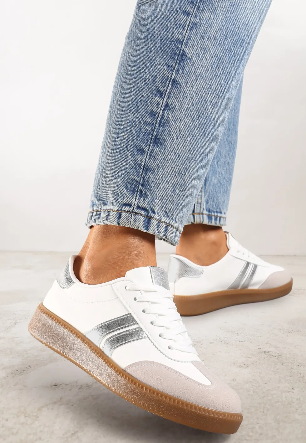 Biało-Srebrne Sznurowane Sneakersy Tenisówki z Kauczukową Podeszwą Gialessa