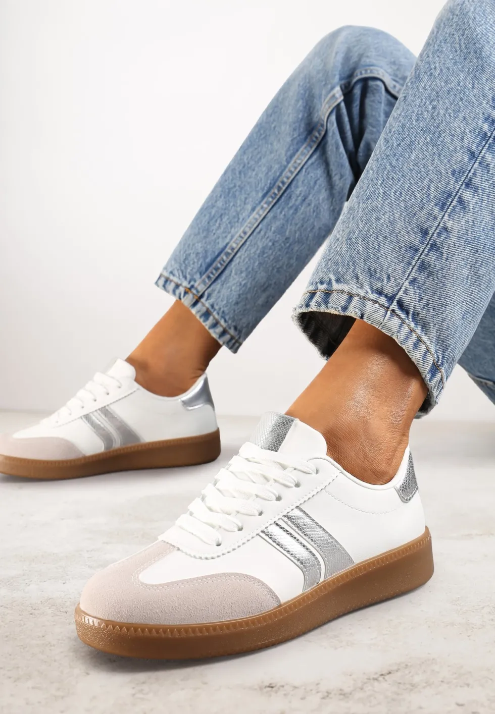 Biało-Srebrne Sznurowane Sneakersy Tenisówki z Kauczukową Podeszwą Gialessa