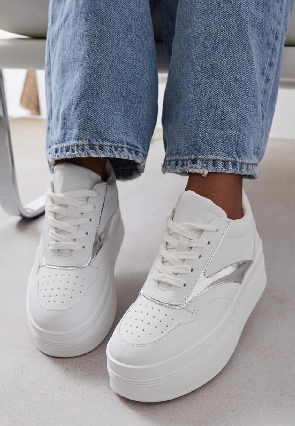 Biało-Srebrne Sznurowane Sneakersy Vices na Platformie z Metalicznymi Paskami Neliawen