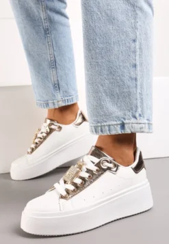 Biało-Szampańskie Sneakersy z Metaliczną Zawieszką na Sznurówkach Ozdobioną Cyrkoniami Edosa