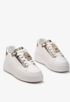 Biało-Szampańskie Sneakersy z Metaliczną Zawieszką na Sznurówkach Ozdobioną Cyrkoniami Edosa