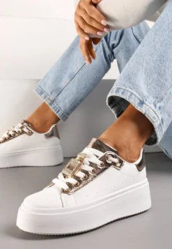 Biało-Szampańskie Sneakersy z Metaliczną Zawieszką na Sznurówkach Ozdobioną Cyrkoniami Edosa