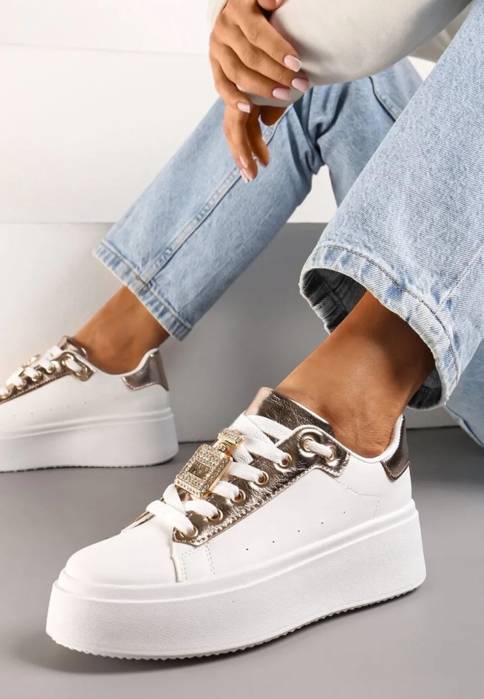 Biało-Szampańskie Sneakersy z Metaliczną Zawieszką na Sznurówkach Ozdobioną Cyrkoniami Edosa