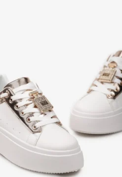 Biało-Szampańskie Sneakersy z Metaliczną Zawieszką na Sznurówkach Ozdobioną Cyrkoniami Edosa