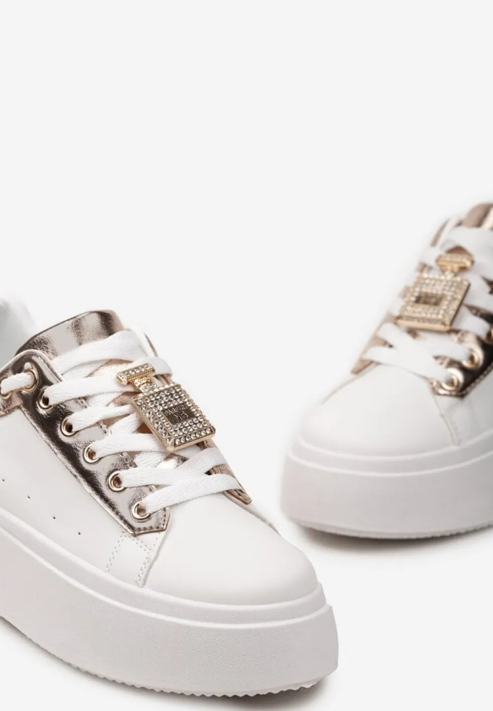 Biało-Szampańskie Sneakersy z Metaliczną Zawieszką na Sznurówkach Ozdobioną Cyrkoniami Edosa