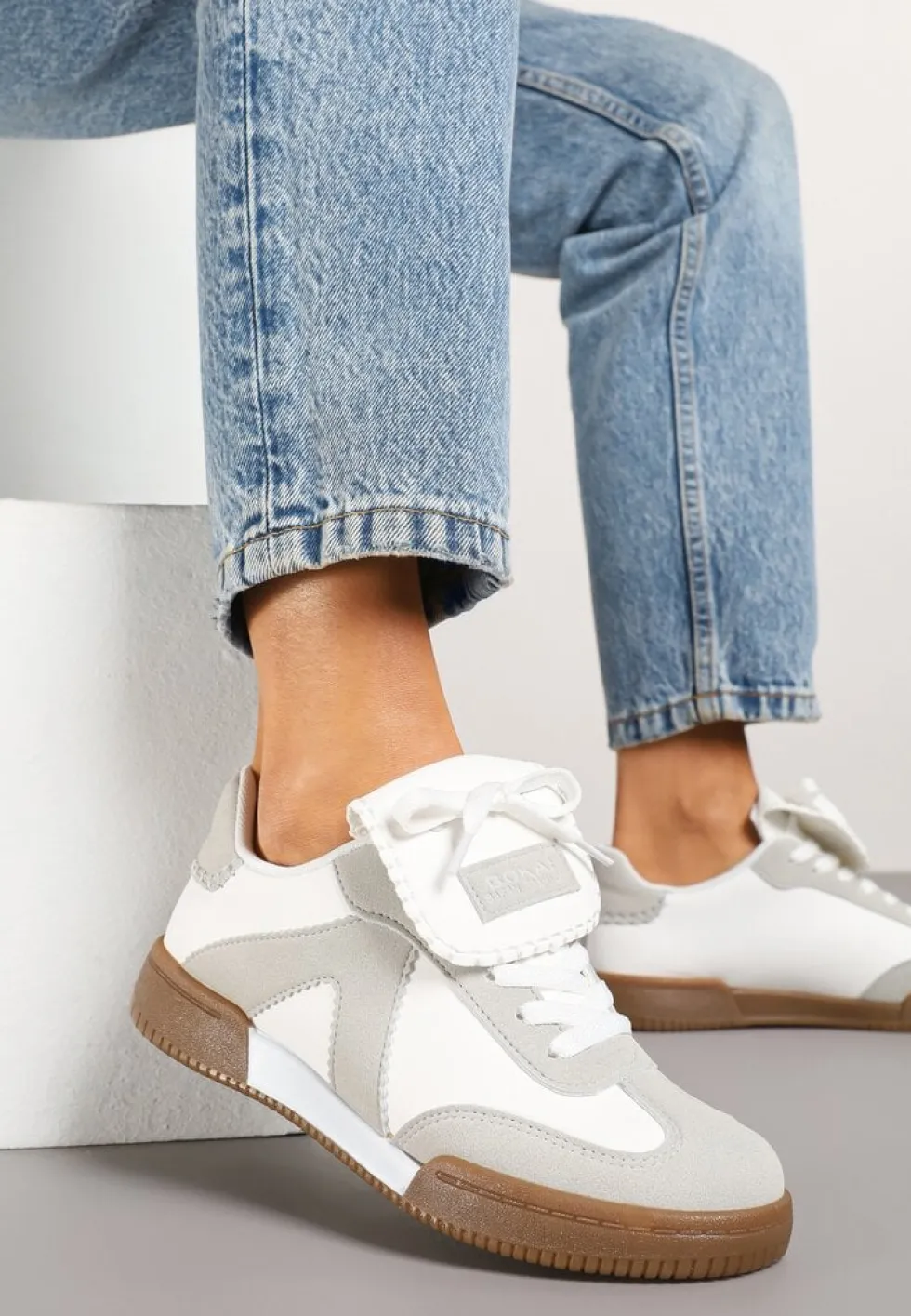 Biało-Szare Sneakersy w Stylu Tenisówek z Szerokim Językiem Alarila