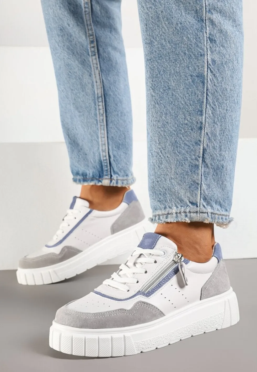 Biało-Szare Sneakersy ze Skóry Naturalnej z Ozdobnym Suwakiem Tilliraya