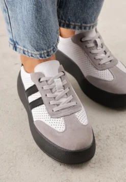 Biało-Szare Sneakersy ze Skóry Naturalnej na Platformie z Perforacją i Paskami Urevla