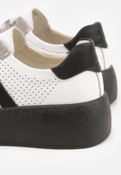 Biało-Szare Sneakersy ze Skóry Naturalnej na Platformie z Perforacją i Paskami Urevla