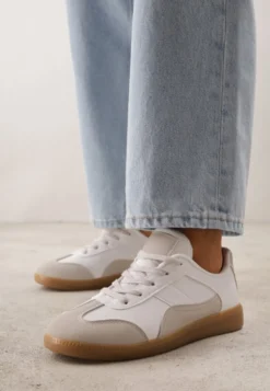 Biało-Szare Sneakersy z Ozdobnymi Przeszyciami przed Kostkę Redala