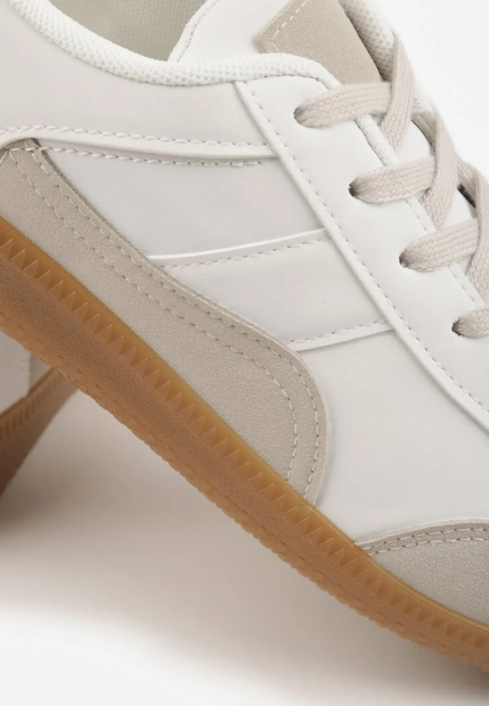 Biało-Szare Sneakersy z Ozdobnymi Przeszyciami przed Kostkę Redala