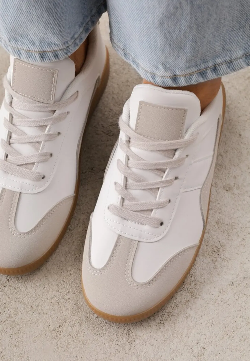 Biało-Szare Sneakersy z Ozdobnymi Przeszyciami przed Kostkę Redala