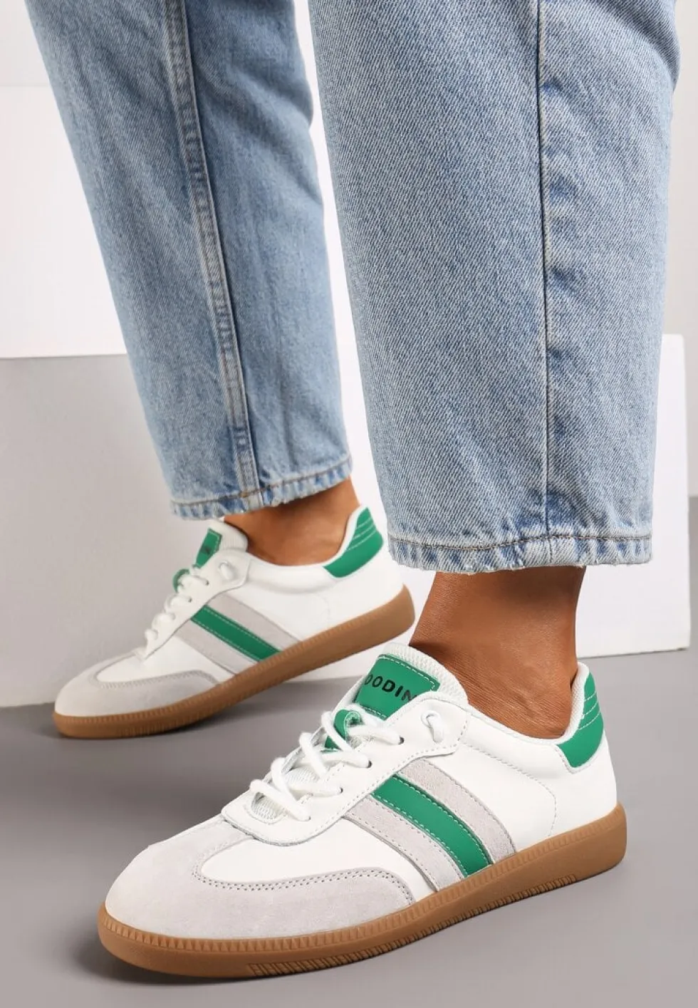 Biało-Zielone Sneakersy ze Skóry Naturalnej na Płaskiej Podeszwie Wykończone Paskami Navinda