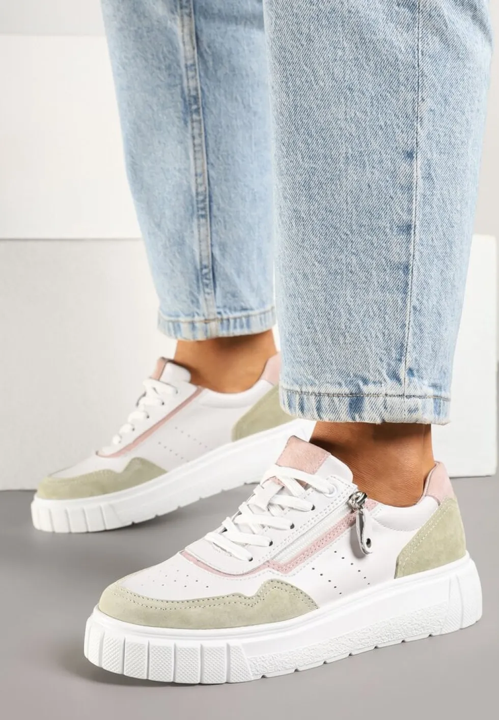 Biało-Zielone Sneakersy ze Skóry Naturalnej z Ozdobnym Suwakiem Tilliraya