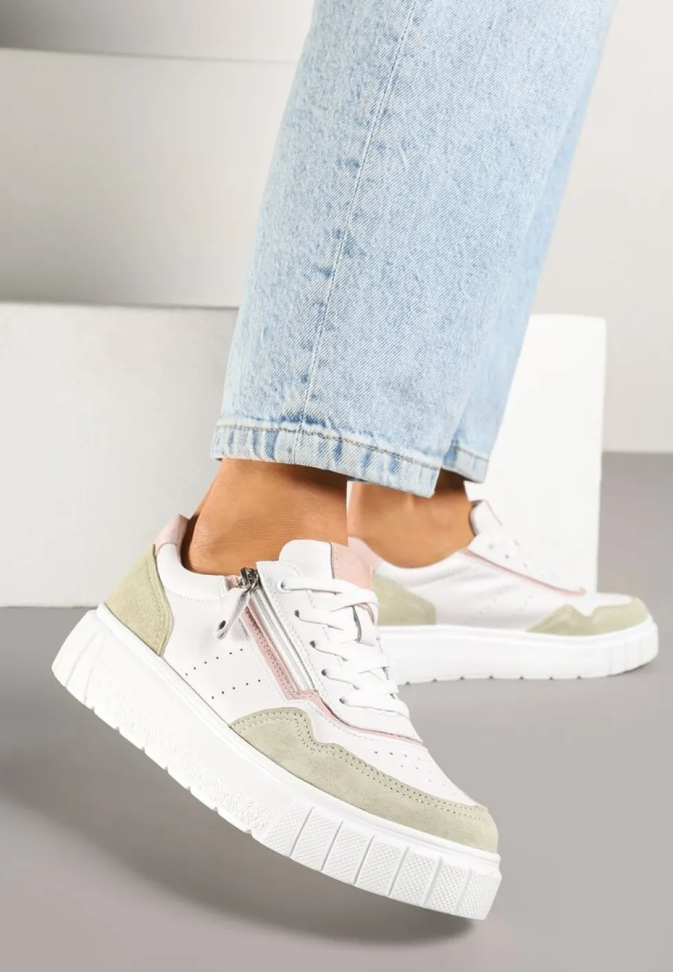 Biało-Zielone Sneakersy ze Skóry Naturalnej z Ozdobnym Suwakiem Tilliraya