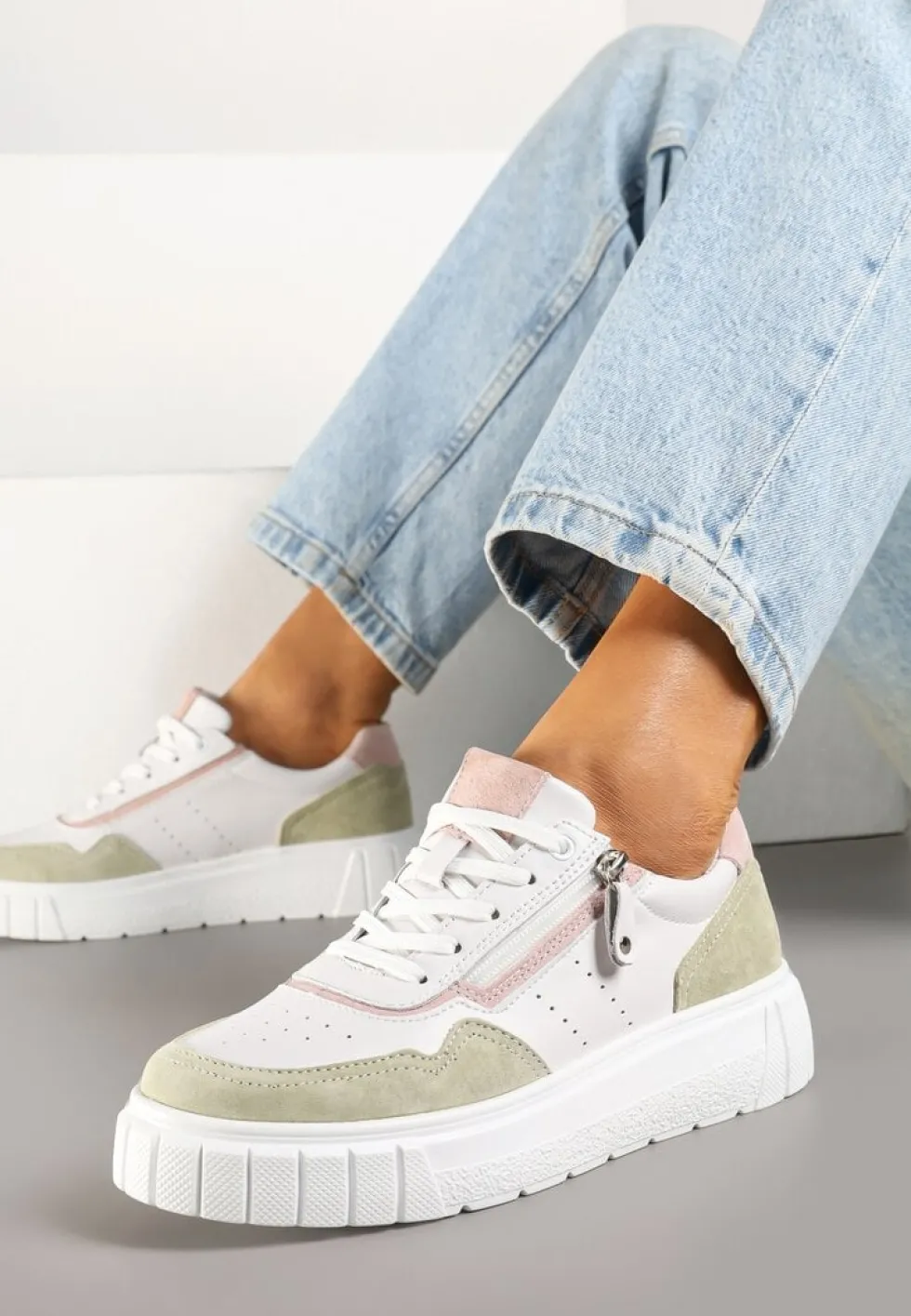 Biało-Zielone Sneakersy ze Skóry Naturalnej z Ozdobnym Suwakiem Tilliraya
