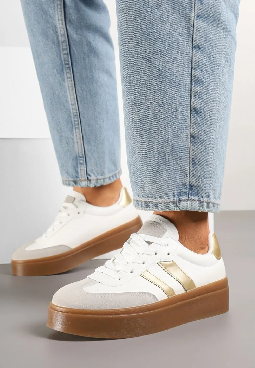 Biało-Złote Klasyczne Sneakersy Tenisówki na Niskiej Platformie Denirla