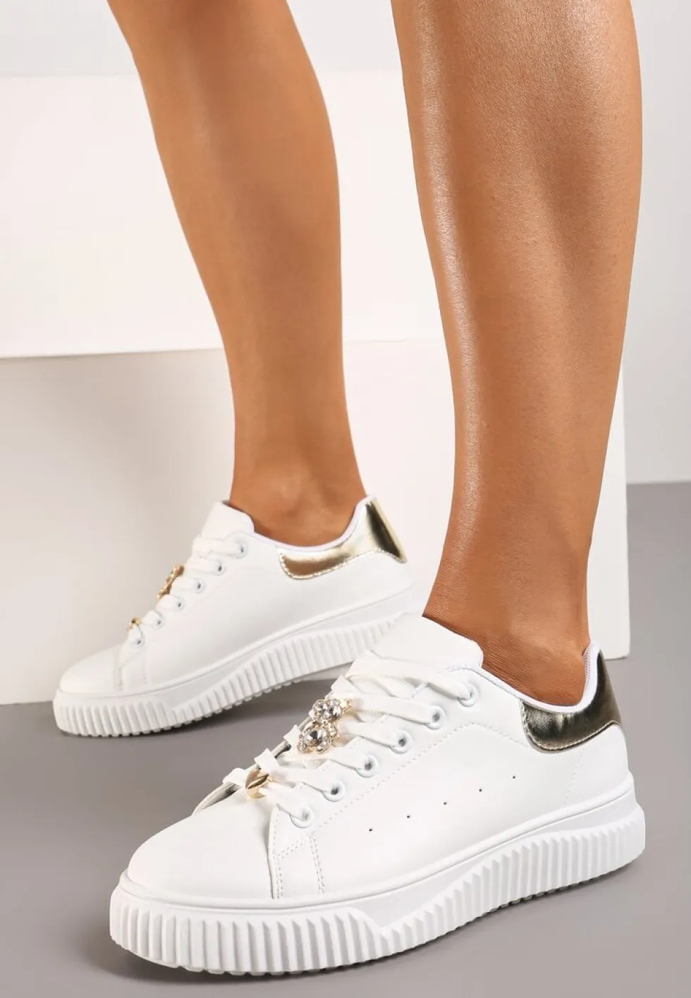 Biało-Złote Sneakersy na Niskiej Platformie ze Wstawką z Imitacji Zamszu i Złotym Misiem Nleona