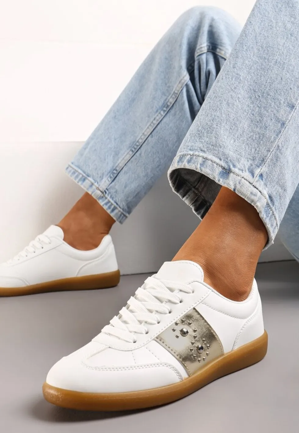 Biało-Złote Sneakersy na Płaskiej Podeszwie z Wiązaniem i Ozdobną Wstawką Drukesti