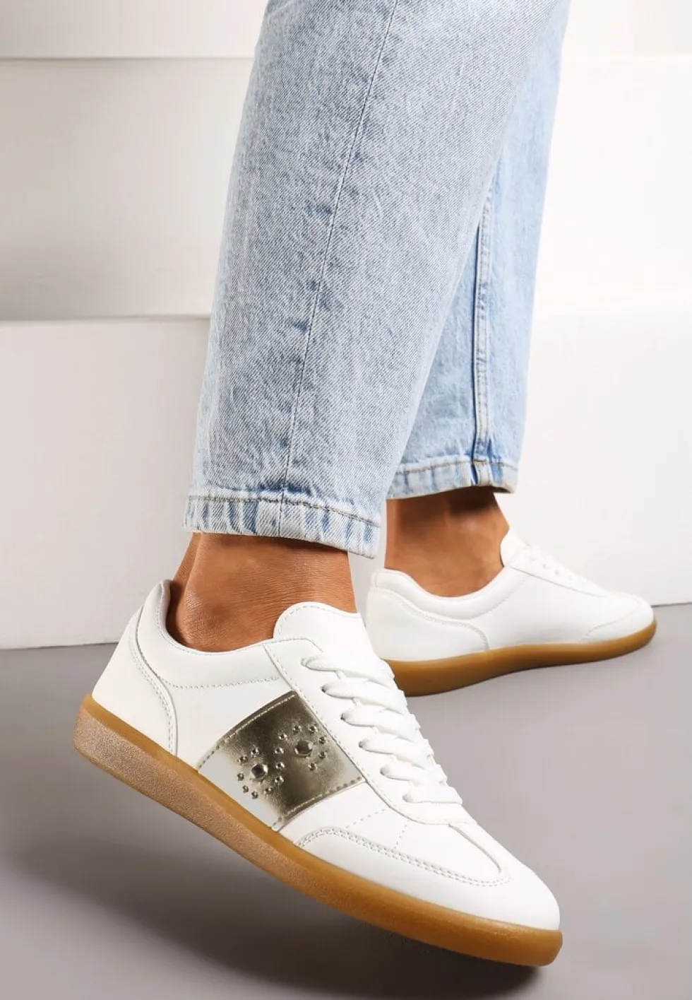 Biało-Złote Sneakersy na Płaskiej Podeszwie z Wiązaniem i Ozdobną Wstawką Drukesti