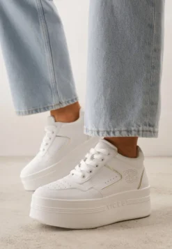 Biało-Złote Sneakersy Vices na Platformie Ozdobione Metalicznymi Aplikacjami Nelanil