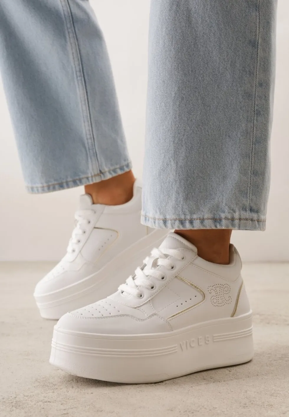 Biało-Złote Sneakersy Vices na Platformie Ozdobione Metalicznymi Aplikacjami Nelanil