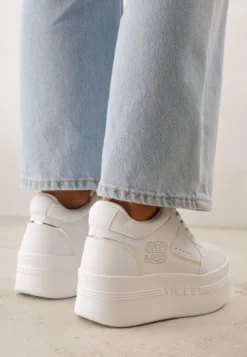 Biało-Złote Sneakersy Vices na Platformie Ozdobione Metalicznymi Aplikacjami Nelanil