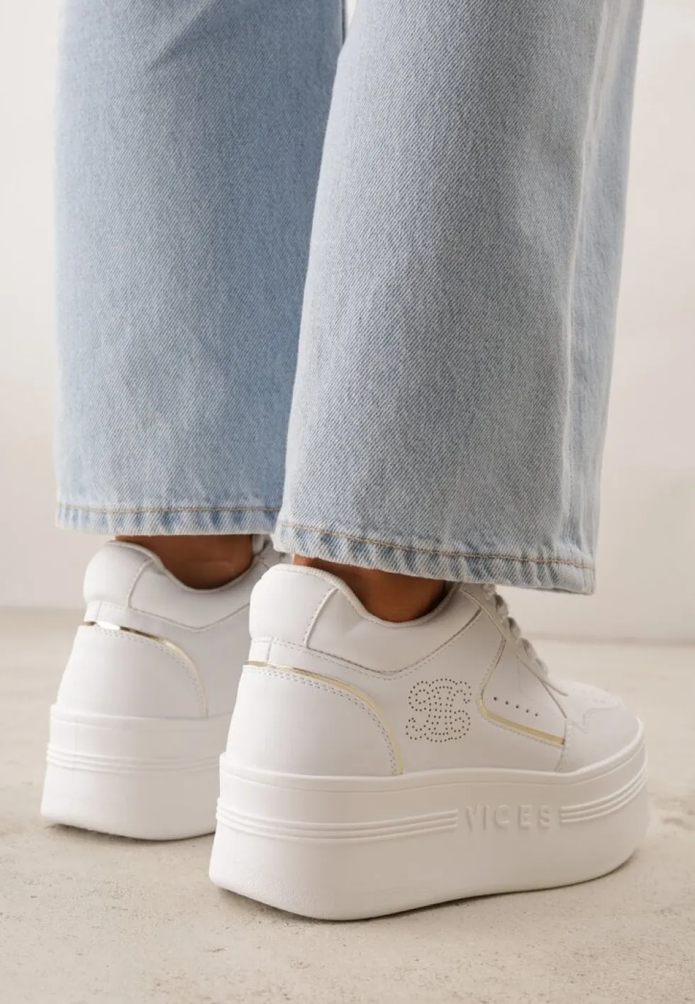 Biało-Złote Sneakersy Vices na Platformie Ozdobione Metalicznymi Aplikacjami Nelanil