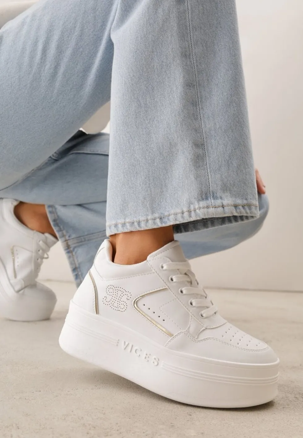 Biało-Złote Sneakersy Vices na Platformie Ozdobione Metalicznymi Aplikacjami Nelanil
