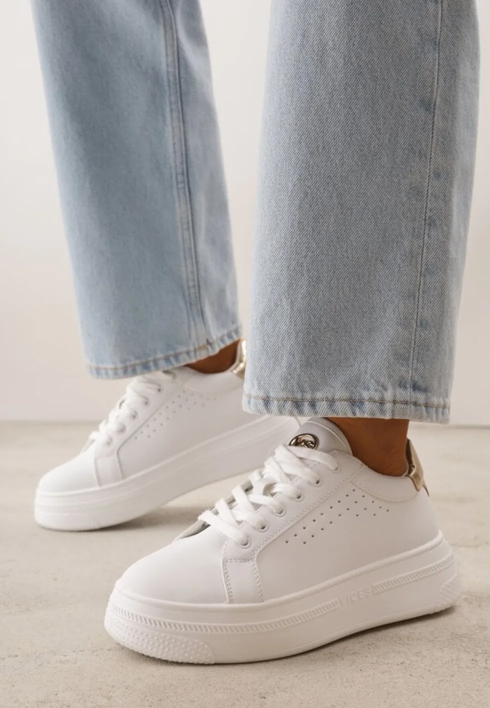Biało-Złote Sneakersy VICES Ozdobione Gwiazdą i Błyszczącą Wstawką Oranatta