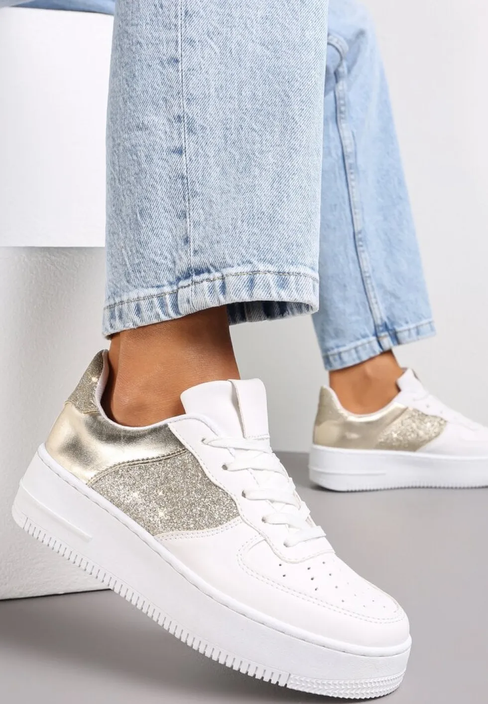 Biało-Złote Sneakersy z Cholewką przed Kostkę z Metalicznymi i Brokatowymi Wstawkami Kazma