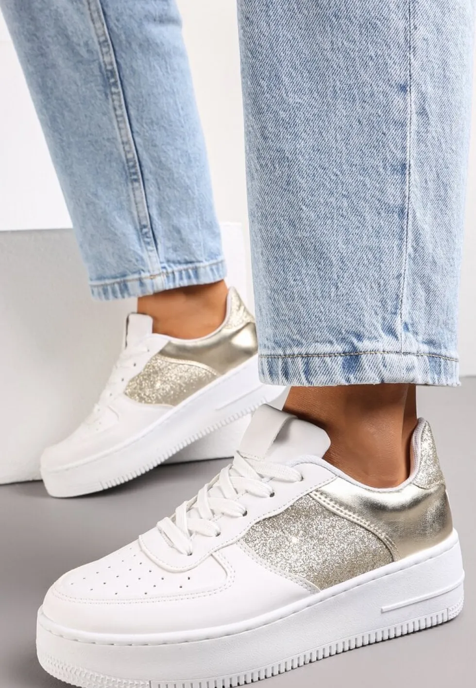 Biało-Złote Sneakersy z Cholewką przed Kostkę z Metalicznymi i Brokatowymi Wstawkami Kazma