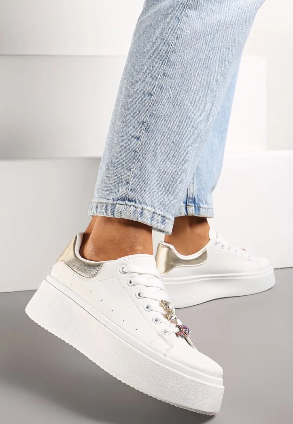 Biało-Złote Sneakersy z Cyrkoniami na Sznurówkach z Platformą Nomiji