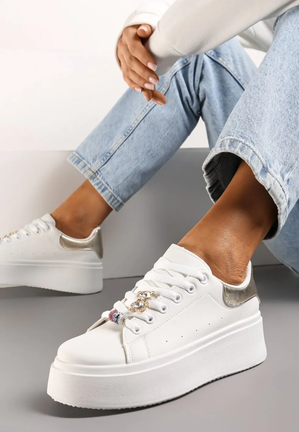 Biało-Złote Sneakersy z Cyrkoniami na Sznurówkach z Platformą Nomiji
