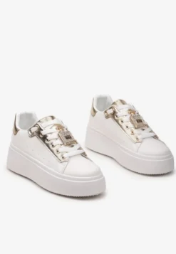 Biało-Złote Sneakersy z Metaliczną Zawieszką na Sznurówkach Ozdobioną Cyrkoniami Edosa