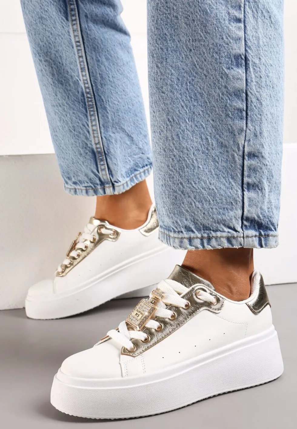 Biało-Złote Sneakersy z Metaliczną Zawieszką na Sznurówkach Ozdobioną Cyrkoniami Edosa