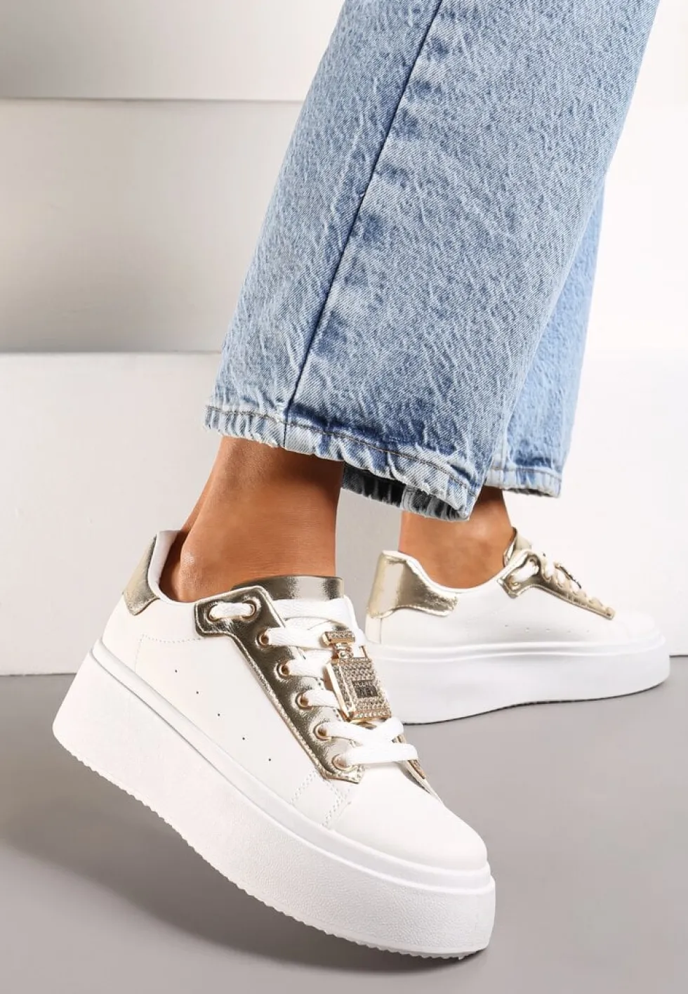 Biało-Złote Sneakersy z Metaliczną Zawieszką na Sznurówkach Ozdobioną Cyrkoniami Edosa