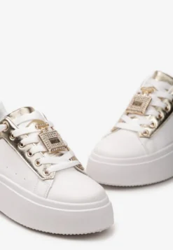 Biało-Złote Sneakersy z Metaliczną Zawieszką na Sznurówkach Ozdobioną Cyrkoniami Edosa
