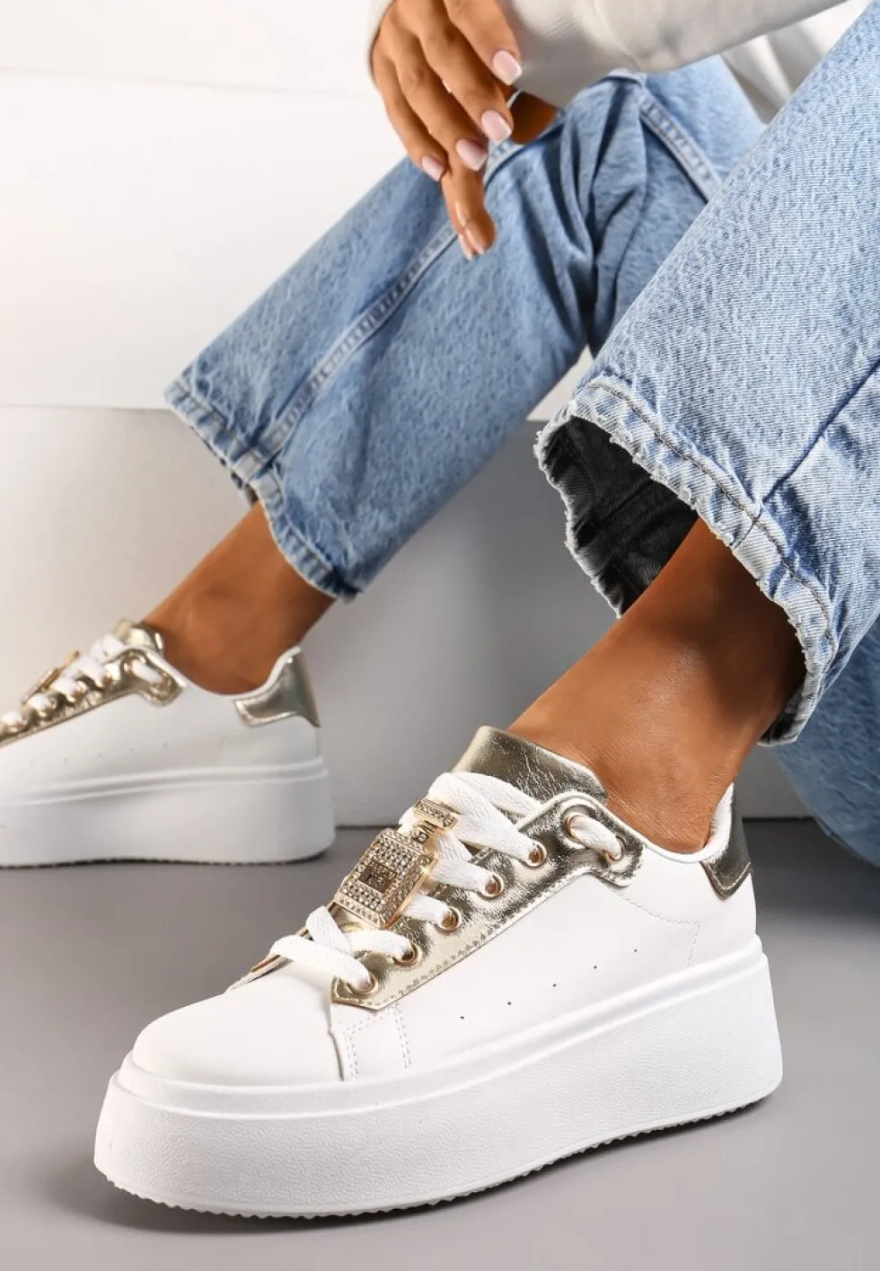 Biało-Złote Sneakersy z Metaliczną Zawieszką na Sznurówkach Ozdobioną Cyrkoniami Edosa