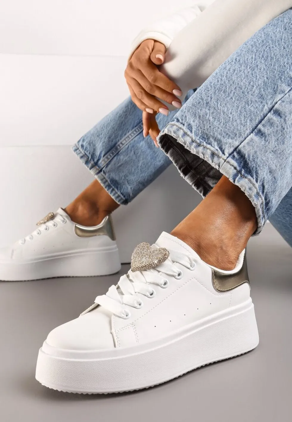 Biało-Złote Wiązane Casualowe Sneakersy na Platformie z Cyrkoniami i Metalową Aplikacją Illita