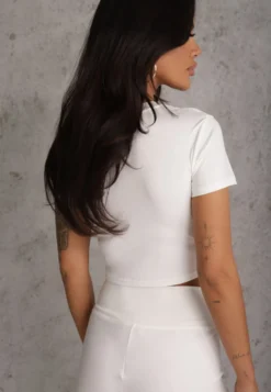 Biały Basicowy T-shirt w Stylu Cropped z Subtelnym Nadrukiem Loraera