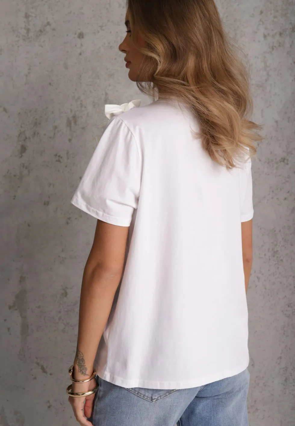 Biały Bawełniany T-shirt o Klasycznym Kroju z Kwiatowymi Aplikacjami 3D Morgane