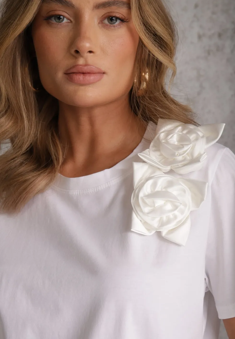 Biały Bawełniany T-shirt o Klasycznym Kroju z Kwiatowymi Aplikacjami 3D Morgane