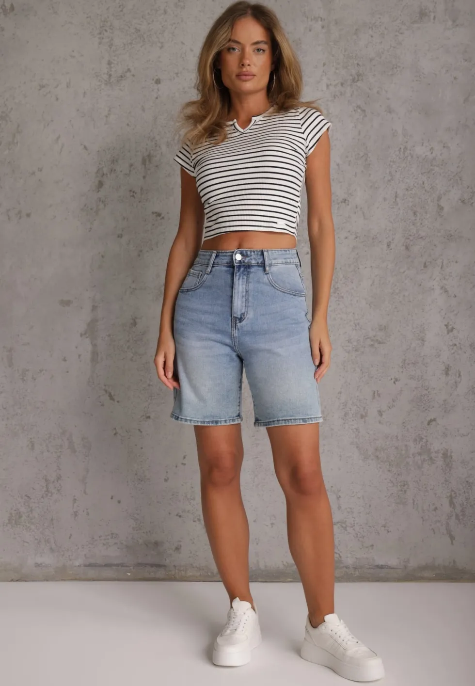 Biały Crop Top Bawełny z Prążkowanej Dzianiny w Paski Ozdobiony Wycięciem Ionilla