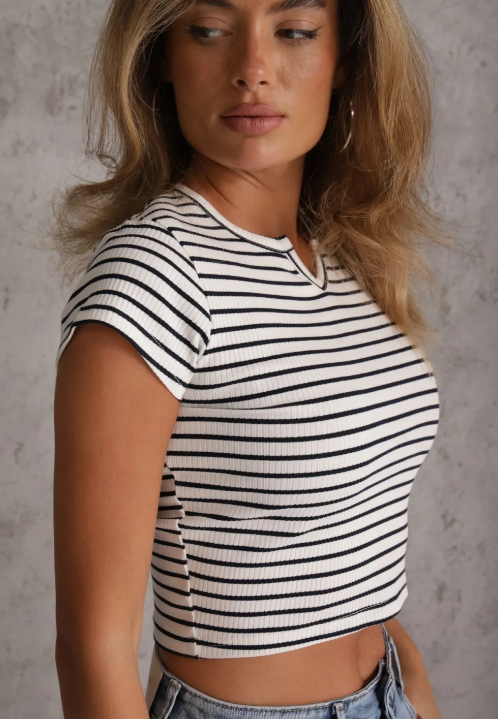Biały Crop Top Bawełny z Prążkowanej Dzianiny w Paski Ozdobiony Wycięciem Ionilla